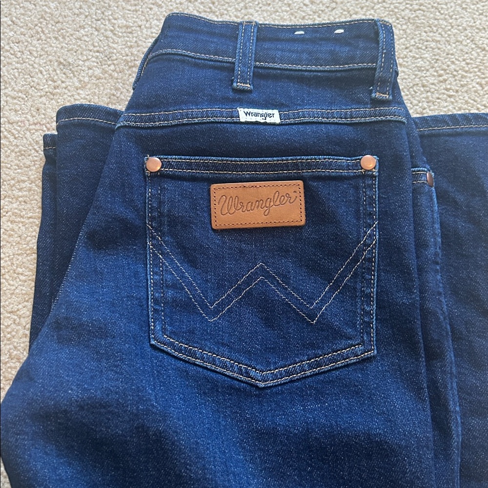 WORN ONCE Wrangler Women’s Flare Jeans size 26 x 32 - Picture 4 of 10